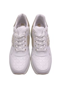 Sneaker bianche con uppers testurizzati che presentano un motivo logo in rilievo, dettagli beige, punta arrotondata e lacci bianchi piatti. Passanti dorati per i lacci.