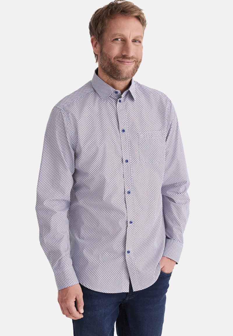 Kragenhemd mit weißem Hintergrund, kleinem blau-rot geometrischem Muster, langen Ärmeln und einer Brusttasche. Mit blauen Knöpfen akzentuiert.
