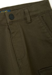 Olivgrüne Hosen aus einem strukturierten Baumwollmix, mit einem Knopfverschluss vorne und seitlichen Taschen, die ein klassisches Design betonen.