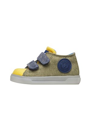Baskets décontractées pour enfant avec bout jaune, corps en tissu olive, bandes velcro bleues et patch logo circulaire bleu sur le côté, semelle blanche.