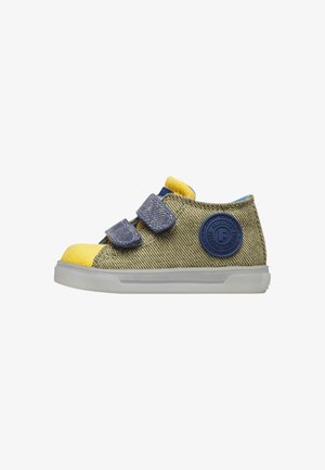 Baskets décontractées pour enfant avec bout jaune, corps en tissu olive, bandes velcro bleues et patch logo circulaire bleu sur le côté, semelle blanche.