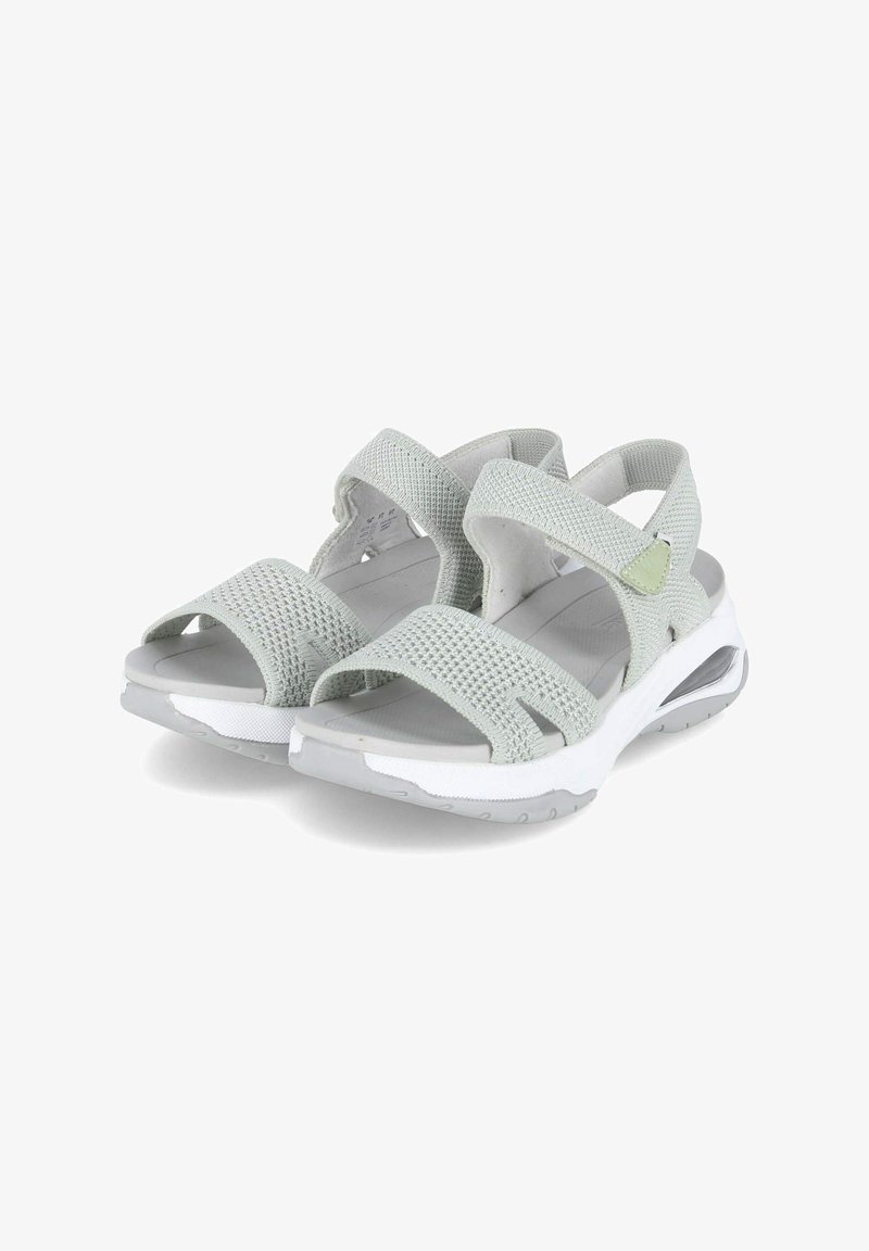 Sandales de sport gris clair avec des brides en mesh et des fermetures ajustables, dotées d'une semelle intermédiaire blanche et d'une semelle extérieure en caoutchouc texturé pour l'adhérence.