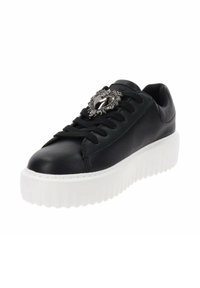 Sneaker in pelle nera con punta tonda, suola piatta bianca spessa e emblema metallico a forma di cuore decorativo nell'area dei lacci.