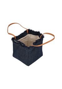Denim tas met rafelige bovenrand en handvatten van lichtbruin leer. Vierkante vorm met een niet-gevoerde binnenkant. Donkerblauwe kleur met een gestructureerde stof.