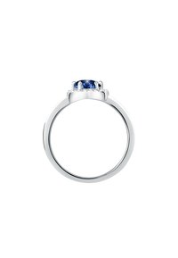 Anello di fidanzamento in argento caratterizzato da una pietra blu rotonda circondata da un halo di piccole diamanti, con una fascia lucida e un'impostazione a forcina intricata.