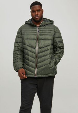Chaqueta acolchada con capucha de color verde oliva, con acolchado diagonal, cierre de cremallera y puños acanalados. Diseño casual adecuado para el clima más fresco.