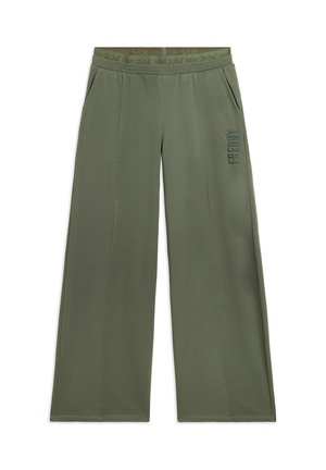 Pantalones verdes de pierna ancha con cinturilla elástica, bolsillos laterales y logotipo "FREDDY" impreso en el muslo derecho.