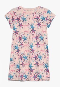 Rosa Kurzarmkleid mit lebhaftem Sternenmuster in Blau und Pink, verziert mit Glitzerakzenten und "Desigual"-Schriftzug. Weicher, lässiger Stoff.
