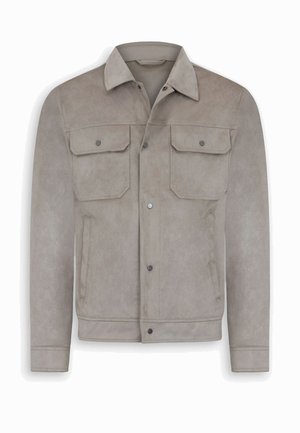 Jasnoszara zamszowa kurtka z ostrym kołnierzem, dwoma kieszeniami na klapie na piersi z guzikami, kieszeniami bocznymi oraz przednim zamknięciem na zatrzaski.