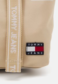 Tommy Jeans DAILY MINI  - Torba za nakupovanje - gentle gold-coloured