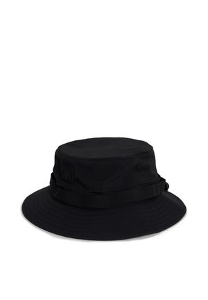 Chapeau bob noir à large bord avec un petit patch logo sur le côté, présenté sur un fond blanc.