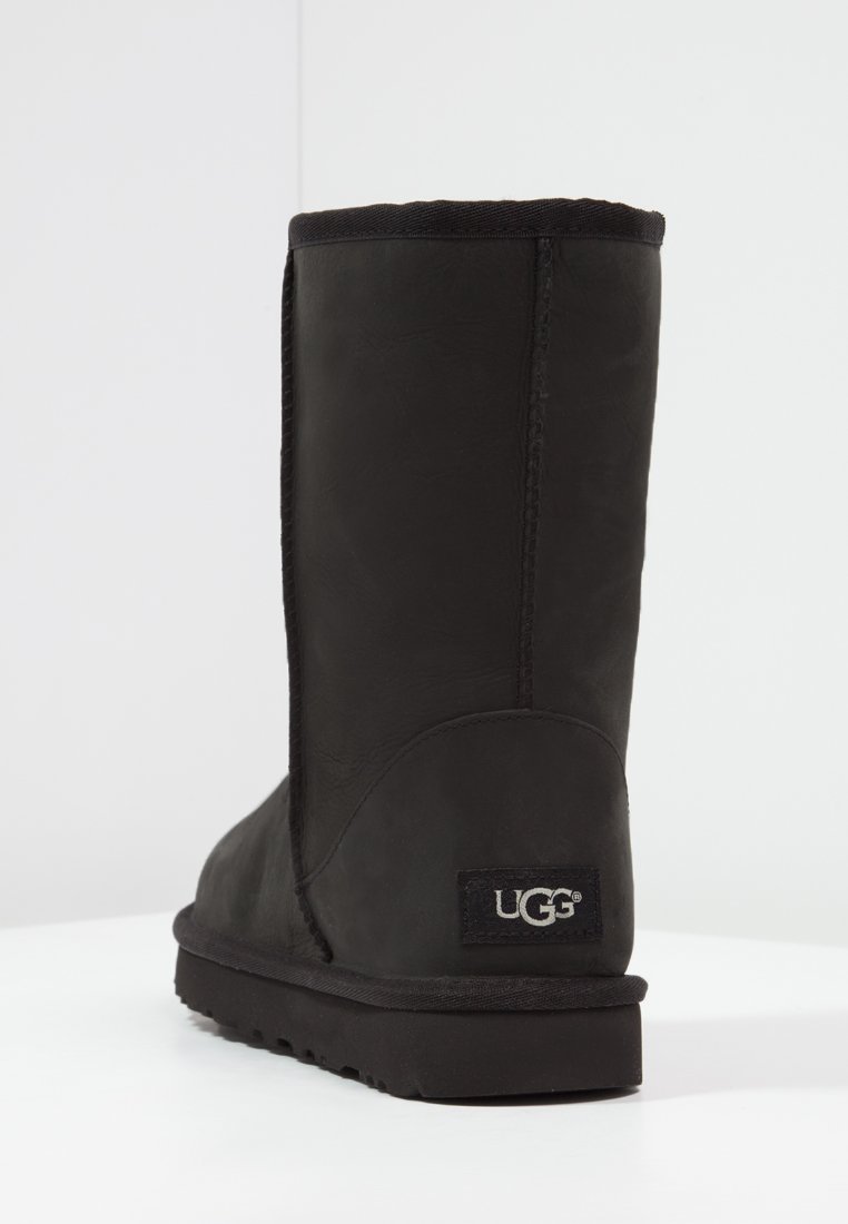 ugg 5835