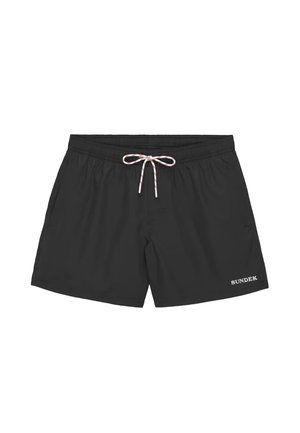 Costume da bagno nero da uomo con coulisse a righe bianche e rosse e logo "SUNDEK" sulla gamba sinistra.