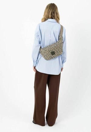 Coster Copenhagen IN BLURRY LEO - Sac banane - faded leo