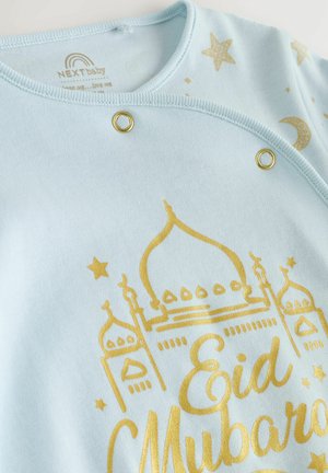 Jasnoniebieski niemowlęcy body z nadrukiem w kolorze złotym przedstawiającym meczet, gwiazdy oraz napis „Eid Mubarak”, zapinane na metalowe napy.