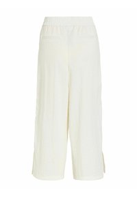 Pantalon blanc coupe large et courte avec taille élastique et poches arrière, présentant des fentes latérales à l'ourlet.