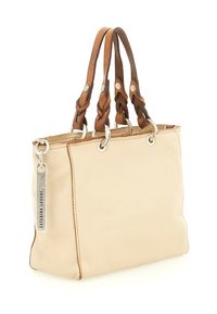 Borsa a tracolla in pelle beige con manici intrecciati in pelle marrone, accessori in argento e un'etichetta laterale con il nome del marchio. Texture liscia, forma strutturata.