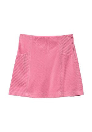 Jupe mini en velours côtelé rose avec poches avant appliquées et fermeture éclair latérale, présentant des panneaux de texture à côtes diagonales et verticales.