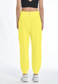 Deha Trainingsbroek - sunshine yellow