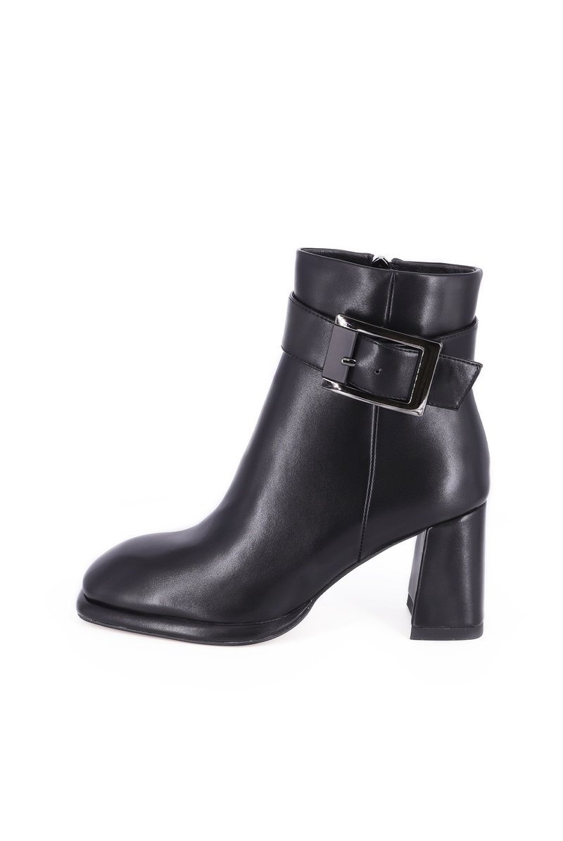 Stivale alla caviglia in pelle nera con punta quadrata, tacco a blocco di altezza media e una larga fascia con dettaglio di fibbia metallica.