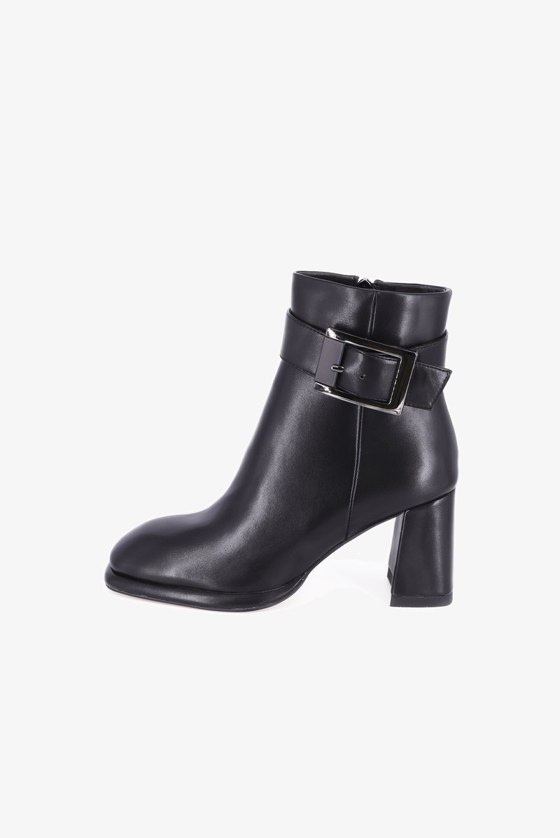 Stivale alla caviglia in pelle nera con punta quadrata, tacco a blocco di altezza media e una larga fascia con dettaglio di fibbia metallica.