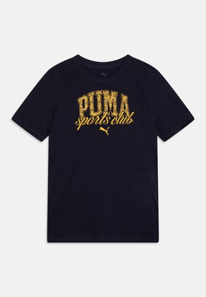 T-shirt in cotone blu navy con una grafica gialla "PUMA sports club" consumata sul davanti. Collo classico a giro e maniche corte.