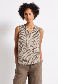 Street One - Top