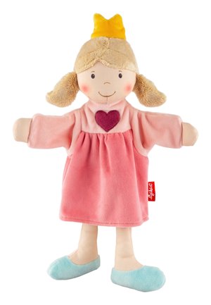 Poupée en tissu aux cheveux beiges en couettes, portant une couronne jaune, une robe rose avec un cœur, et des chaussons bleus, les bras tendus.