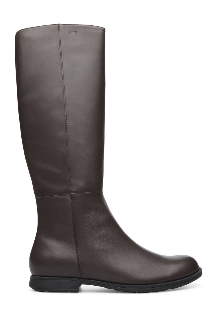 Stivale marrone in pelle alta fino al ginocchio con una texture liscia, punta arrotondata e suola piatta in gomma. Presenta un dettaglio di cucitura sul retro.