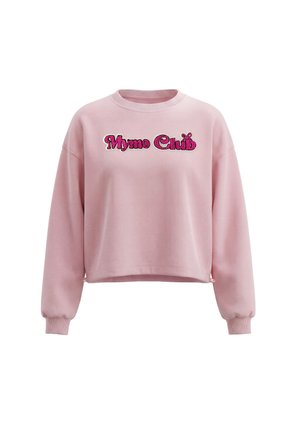 Lyserød cropped sweatshirt med lange ærmer med ribstrikkede manchetter og "Mymo Club" broderet i kraftige pink og sorte bogstaver på brystet.
