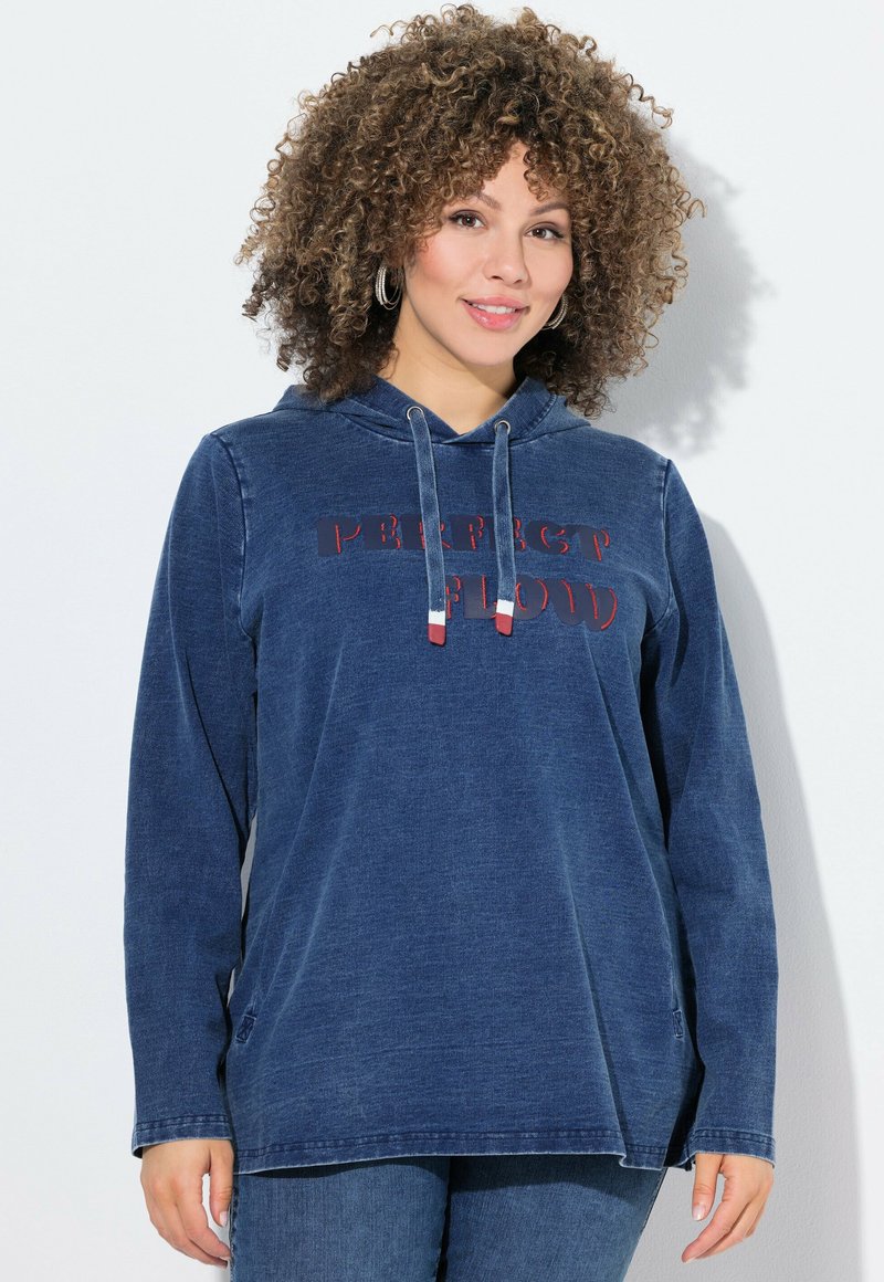 Felpa in denim con una vestibilità rilassata, maniche lunghe e cappuccio con coulisse. Presenta la scritta rossa "PERFECT FLOW" sul petto. Tessuto testurizzato.