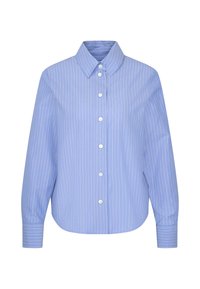 Chemise bleu clair à manches longues avec des rayures blanches verticales, devant boutonné, col pointu et poignets boutonnés.