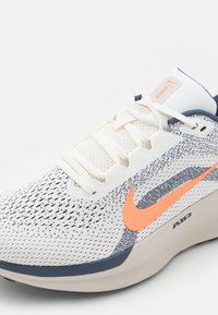 Nike Performance AIR WINFLO 11 - Silniční běžecké boty - sail/total orange/thunder blue/light iron ore/platinum tint