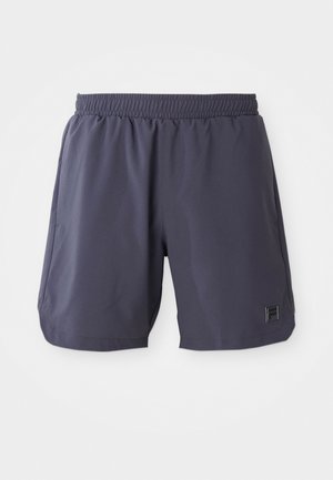 Donkergrijze atletische shorts met elastische tailleband, zijzakken en een klein logo-opdruk op de onderrand van het rechterbeen.