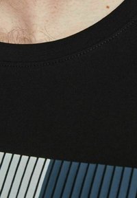 Jack & Jones JJECORP LOGO TEE O NECK - Tr�ükipildiga T-särk - black