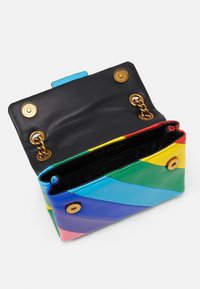 Piccolo borsetto rettangolare con strisce diagonali color arcobaleno, tracolla in oro e foderatura interna nera con logo del brand.