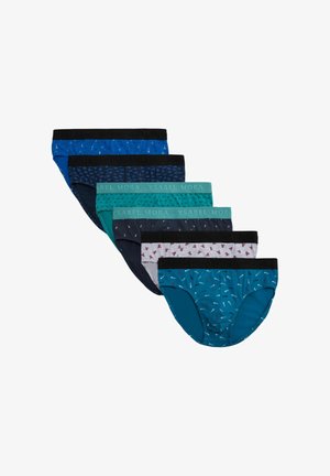 Seis pares de calzoncillos de hombre en tonos azul y verde azulado con varios patrones pequeños, dispuestos en una pila escalonada.