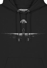 Hoodie noir avec un design graphique blanc représentant une silhouette debout sur l'eau, surplombée par une lune et parsemée d'étoiles en arrière-plan.