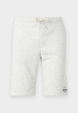 Pantaloni scurți casual de culoare gri deschis, cu talie cu șnur, buzunare laterale și un mic logo albastru imprimat lângă marginea de jos pe piciorul drept.