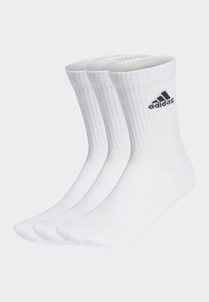 Calcetines blancos de longitud crew con textura acanalada y tres pares distintos. Cada calcetín presenta un logo negro de adidas cerca de la parte superior.