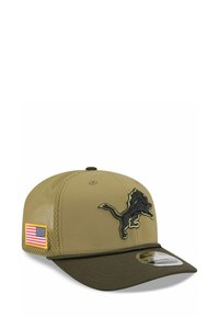 Grüner Hut mit einem Netzrücken, der ein schwarzes besticktes Panther-Logo und ein kleines amerikanisches Flaggen-Patch an der Seite aufweist. Verstellbare Passform.