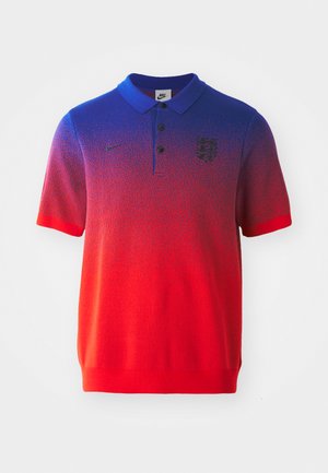 Pikétröja med en gradient från blått till rött, med krage och tre knappar. Inkluderar en svart England-sköld och Nike-logotyp.