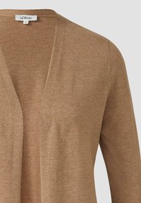 Beżowy sweter robiony na drutach z dekoltem w kształcie litery V, charakteryzujący się miękką fakturą i otwartym przodem. Metka pokazuje nazwę marki s.Oliver oraz rozmiar 36.
