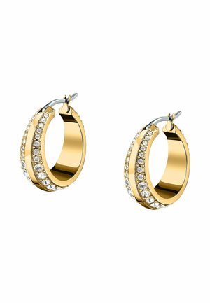 Guld øreringe i form af hoops med to rækker klare, runde krystaller sat langs den ydre buede overflade og med lukning med låsbag.