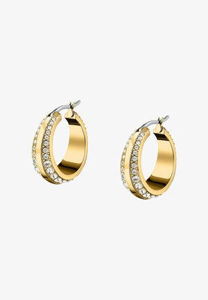 Gouden creolen met twee rijen heldere ronde kristallen langs het buitenste gebogen oppervlak, voorzien van een sluiting met klapmechanisme.