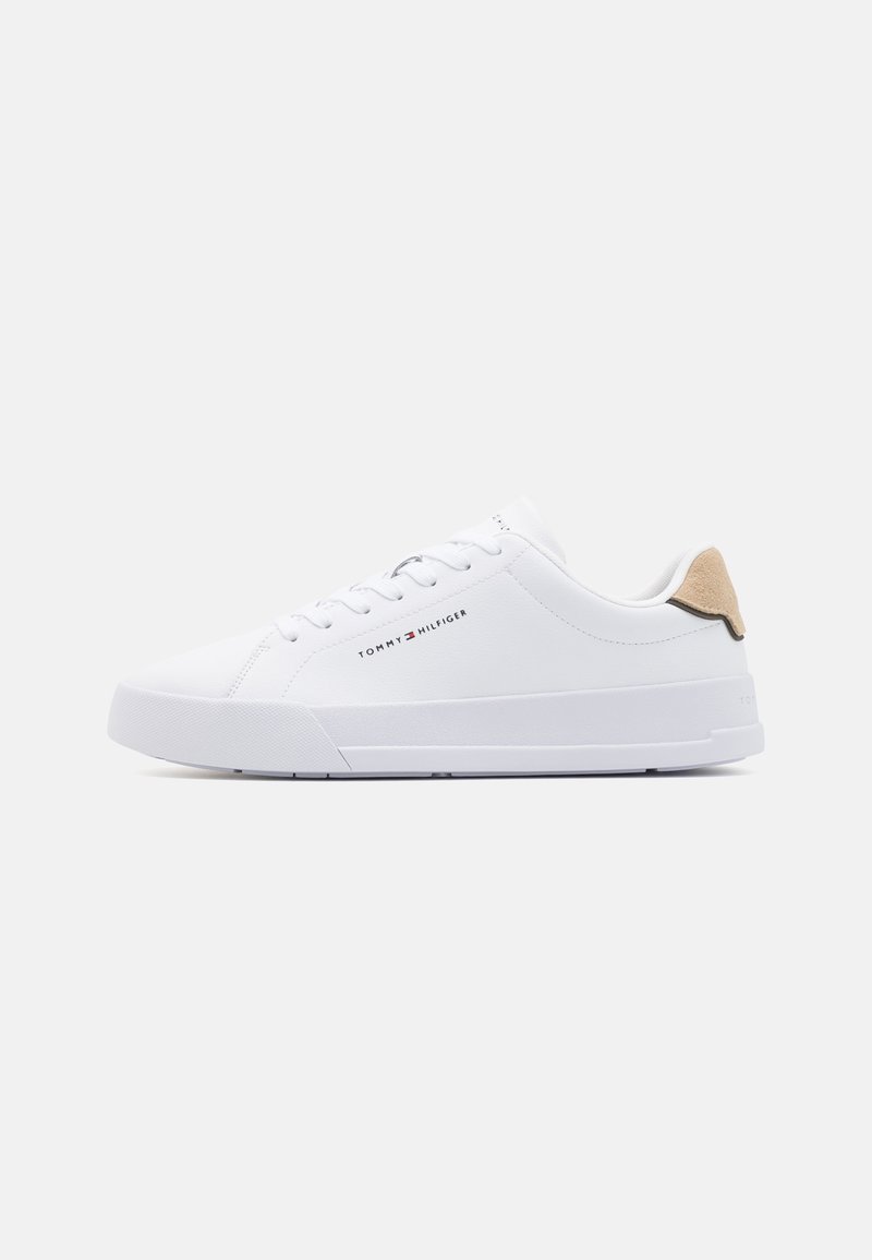 Weiße Leder-Sneaker mit einem strukturierten, braunen Akzent an der Ferse, flachen Schnürsenkeln und einer flachen Gummisohle. Verfügt über dezentes Branding in Rot.