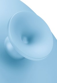Hellblauer Silikonsaugnapf mit einer glatten, runden Form und einer kleinen zentralen Vertiefung, entworfen für eine sichere Befestigung auf Oberflächen.