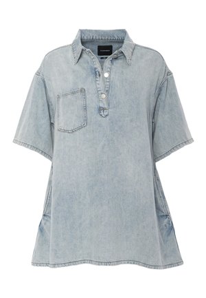 Jasnoniebieska oversize koszula jeansowa z krótkimi rękawami, przednią kieszenią na piersi, kołnierzem i zapinaną na guziki półklapą.