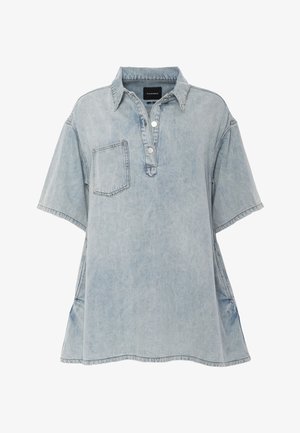 Jasnoniebieska oversize koszula jeansowa z krótkimi rękawami, przednią kieszenią na piersi, kołnierzem i zapinaną na guziki półklapą.
