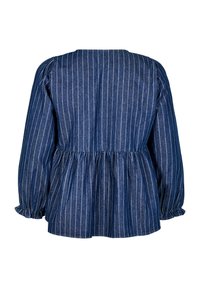 Denim bliusonas su ilgais pūstuotais rankovėmis, mėlynos ir baltos vertikalios juostelės, surinkta liemenėlė ir apvalus iškirpimas. Minkšta tekstūra ir laisvas siluetas.